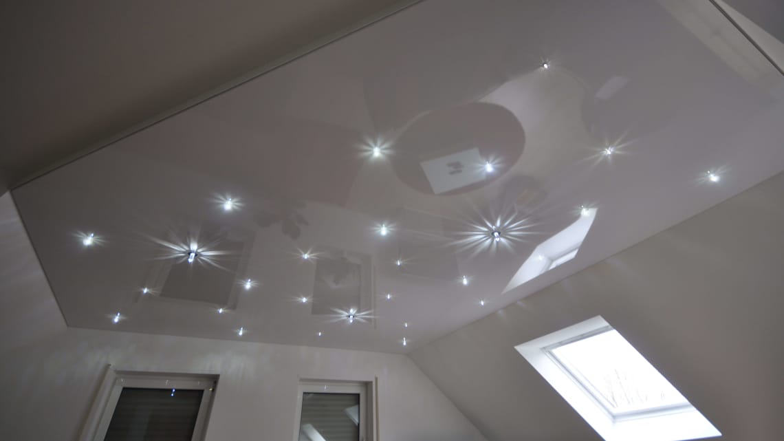 Lackspanndecke Badezimmer Dachschräge Swarovski LED kaltweiss Sternenhimmel