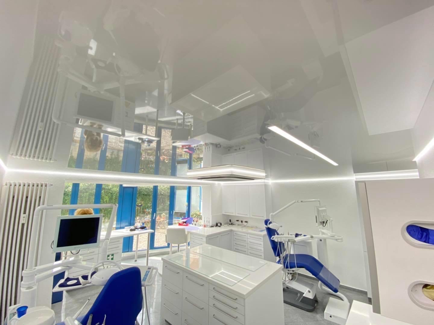 Zahnarztpraxis Behandlung Spanndecke LED Lackspanndecke Kaltweiss Lichtprofil Lichtleiste 