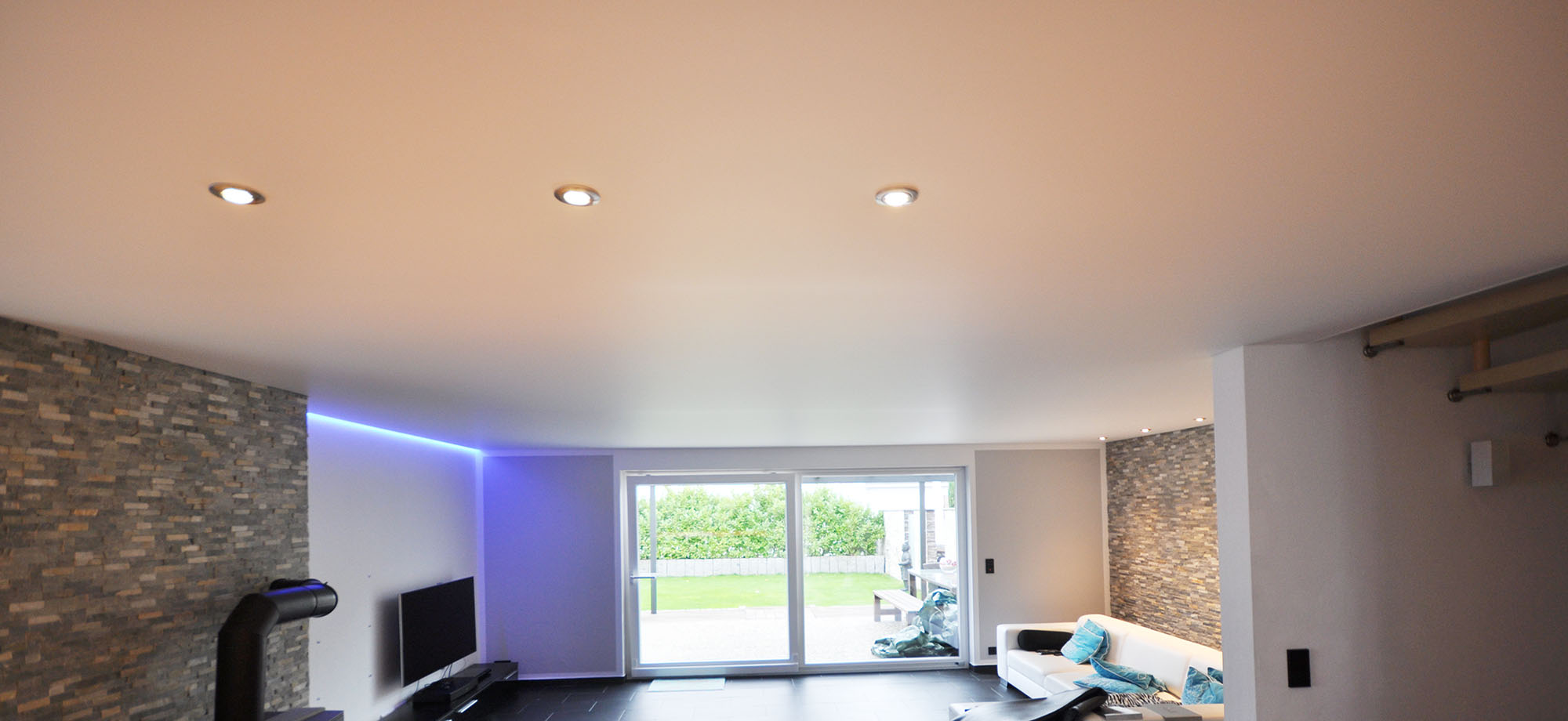 Wohnzimmer Spanndecke LED RGB Einbaustrahler