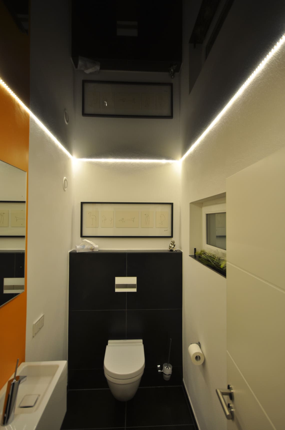 Lackspanndecke im WC in schwarz Hochglanz mit LED-Lichtkanal in der Schattenfuge