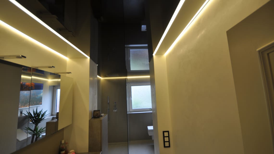 Lackspanndecke Badezimmer LED Lichtprofil Spanndecke