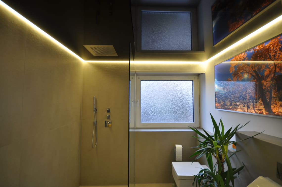 Lackspanndecke Badezimmer Duschkopf Beleuchtung Spanndecke