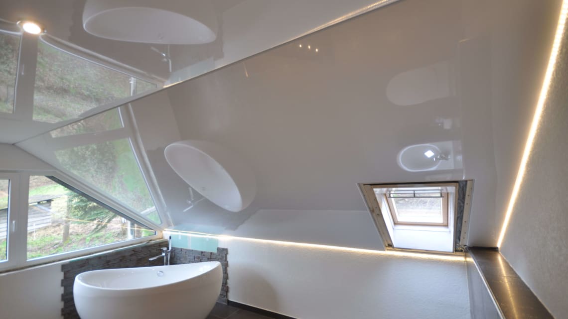 Lackspanndecke Badezimmer Dachschräge LED Einbaustrahler