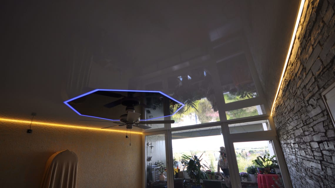 ledband_led_rgb_lichtkanal_schattenfuge_deckenfeld_lackspanndecke_schwarz_weiss_hochglanz_wohnzimmer Lackspanndecke Lichtkanal Schattenfuge Deckenfeld LEDBand