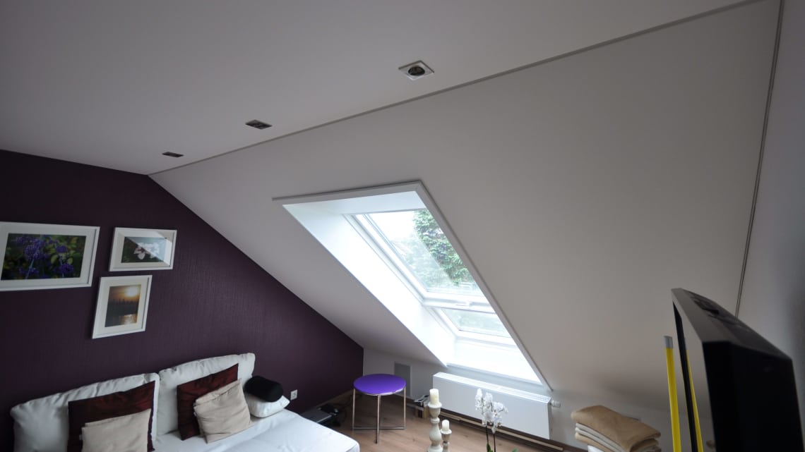 dachschraege_schlafzimmer_spanndecke_weiss_matt_einbaustrahler_led_dachfenster Spanndecke Schlafzimmer Dachschräge Dachfenster Beleuchtung