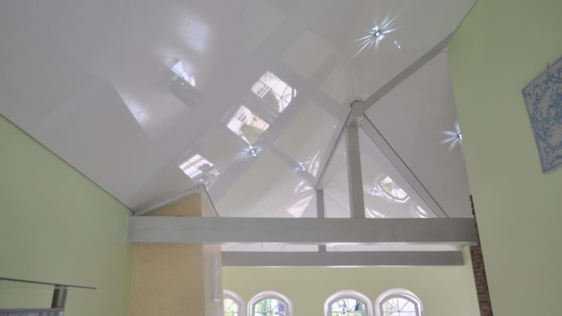 Lackspanndecke Wohnzimmer Dachschräge LED Spanndecke 
