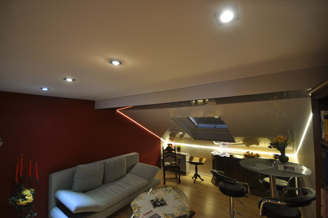Spanndecke Wohnzimmer Dachschräge LED Lackspanndecke Einbaustrahler