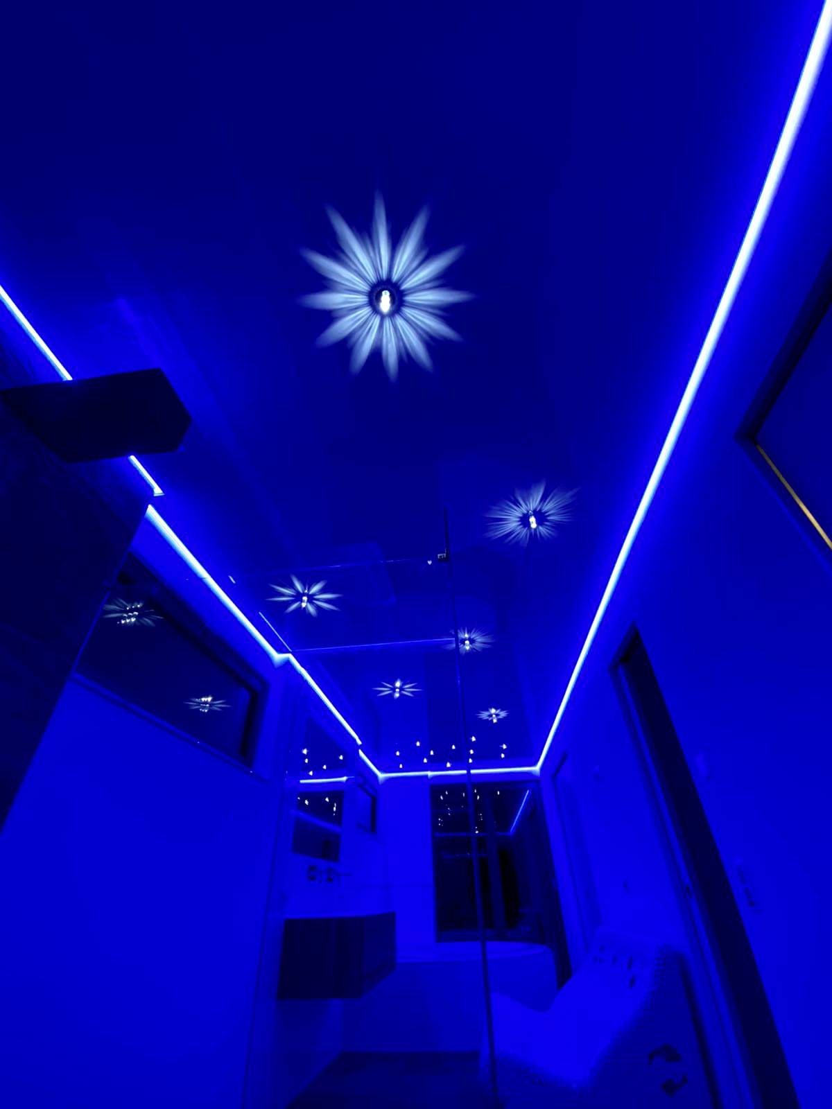 Spanndecke Bad mit Sternenhimmel Lacjspanndecke LED Swarovski RGB