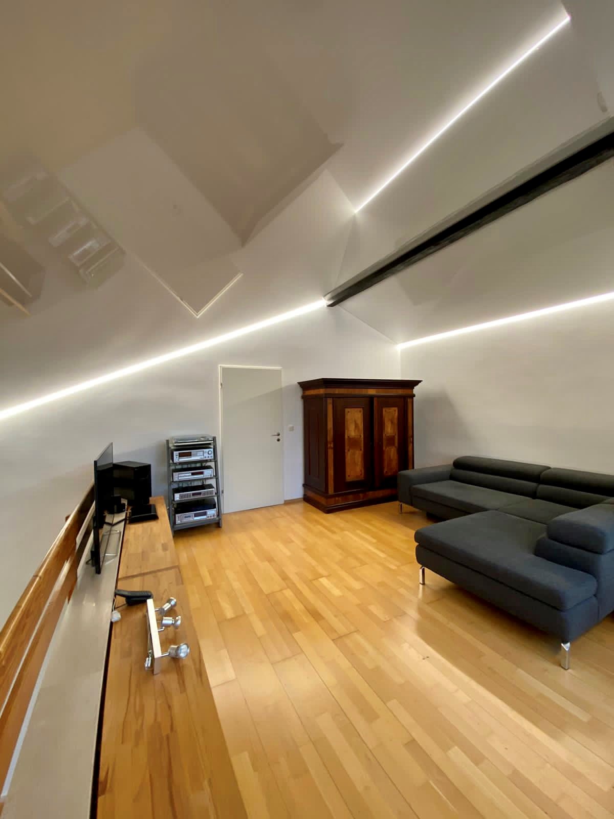Lackspanndecke Wohnzimmer LED Spanndecke getrennt Holzbalken