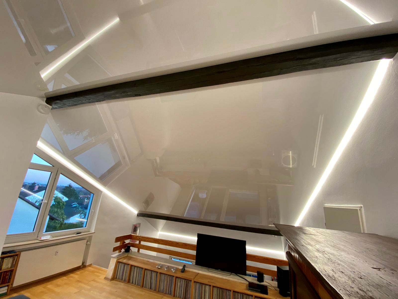 Lackspanndecke Wohnzimmer Holzbalken Spanndecke getrennt LED