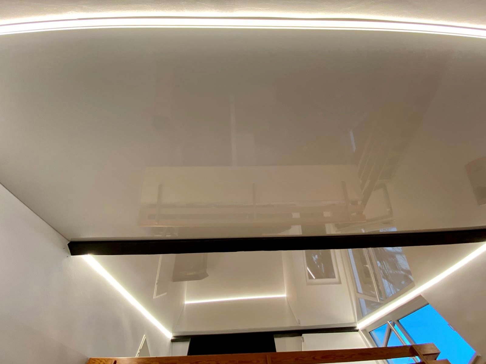 Spanndecke getrennt Holzbalken Wohnzimmer Lackspanndecke LED