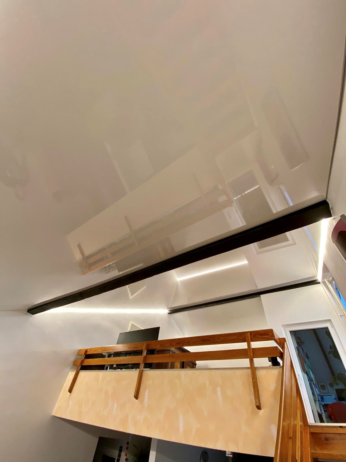 Spanndecke Lackspanndecke Wohnzimmer LEDBand Balken getrennt