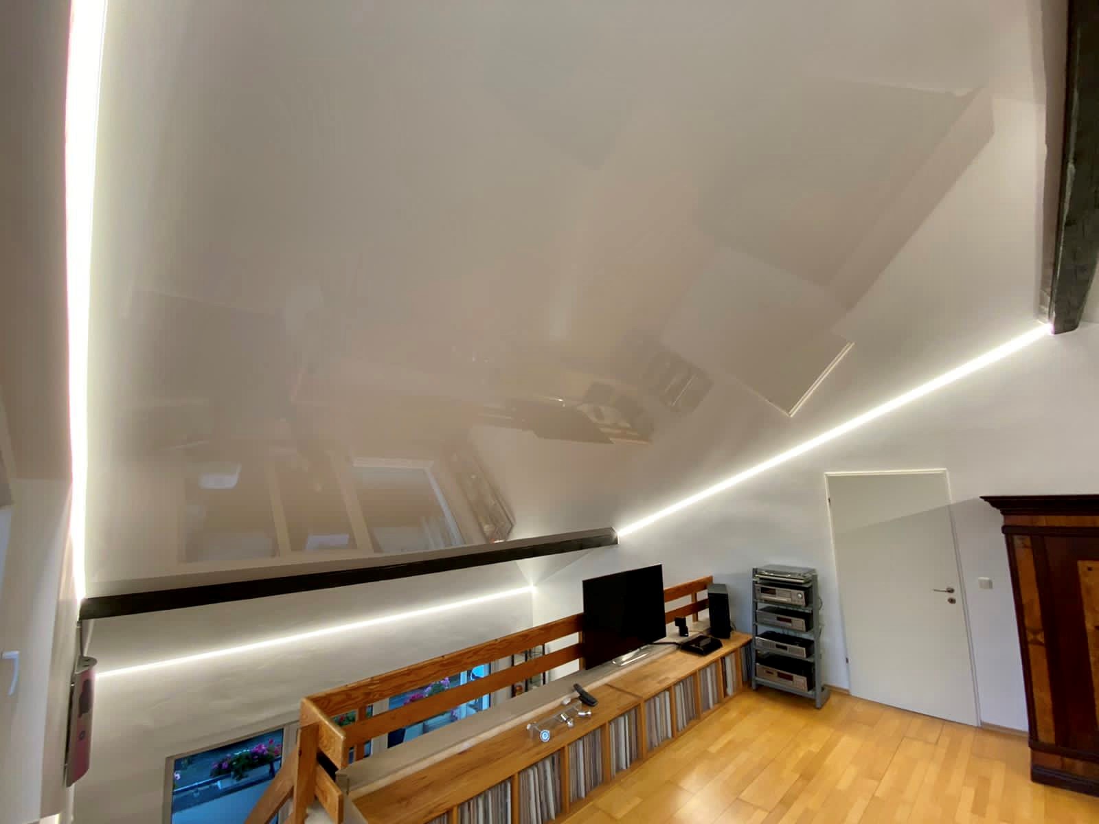 Wohnzimmer Spanndecke Lackspanndecke getrennt LED Holzbalken 