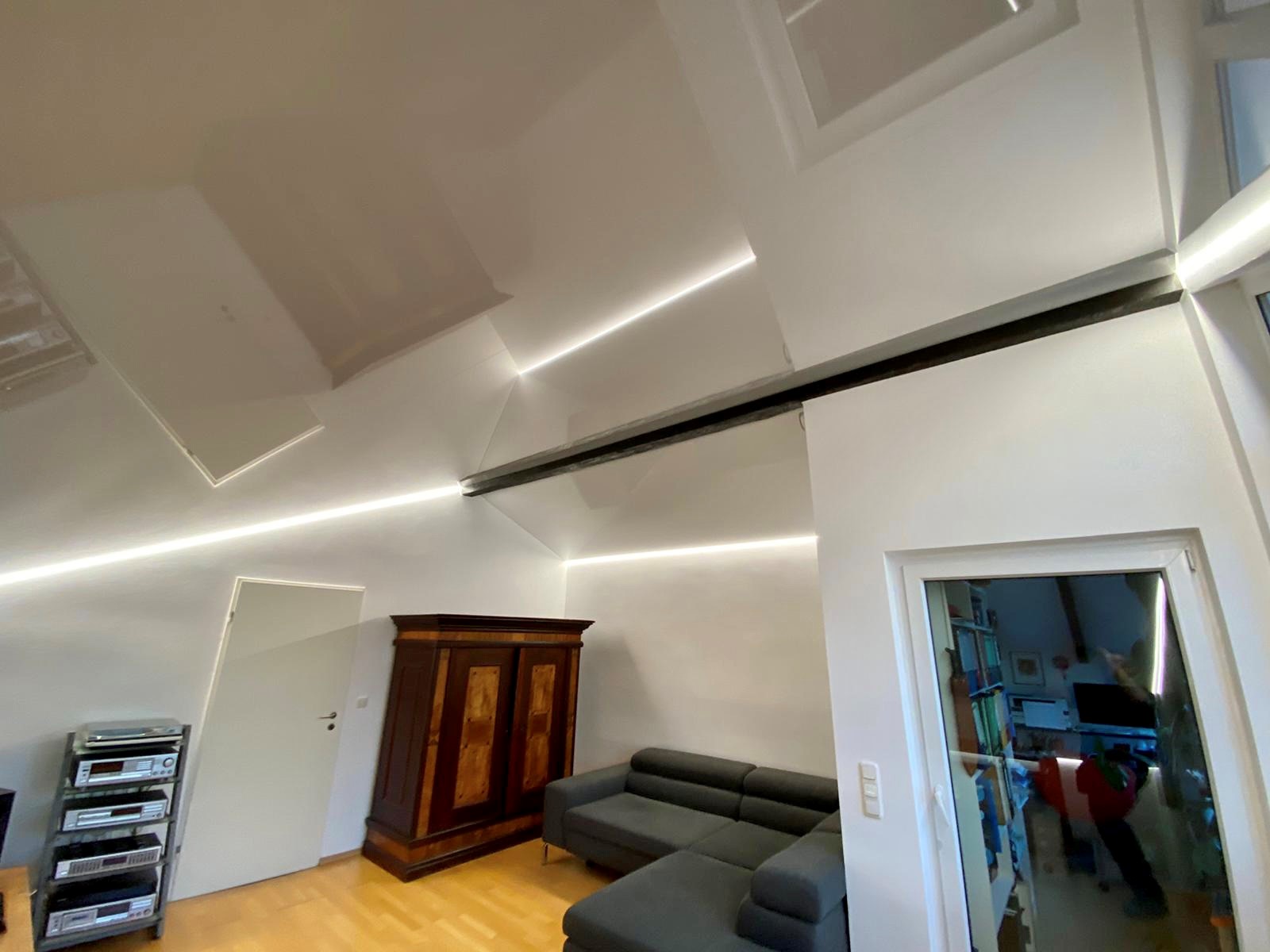 Spanndecke Wohnzimmer LED Lackspanndecke Holzbalken getrennt