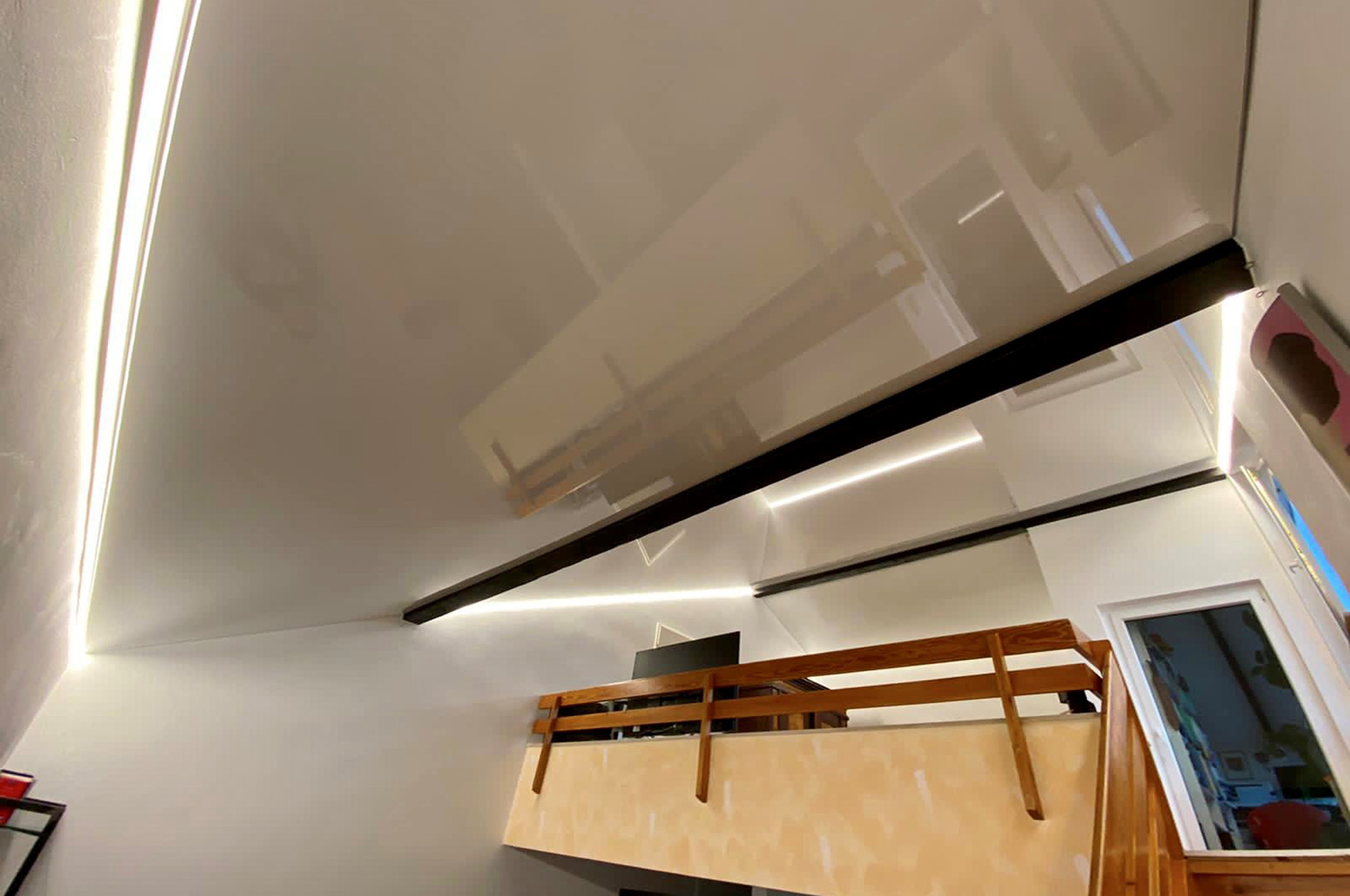 Wohnzimmer Holzbalken Spanndecke Lackspanndecke LED getrennt