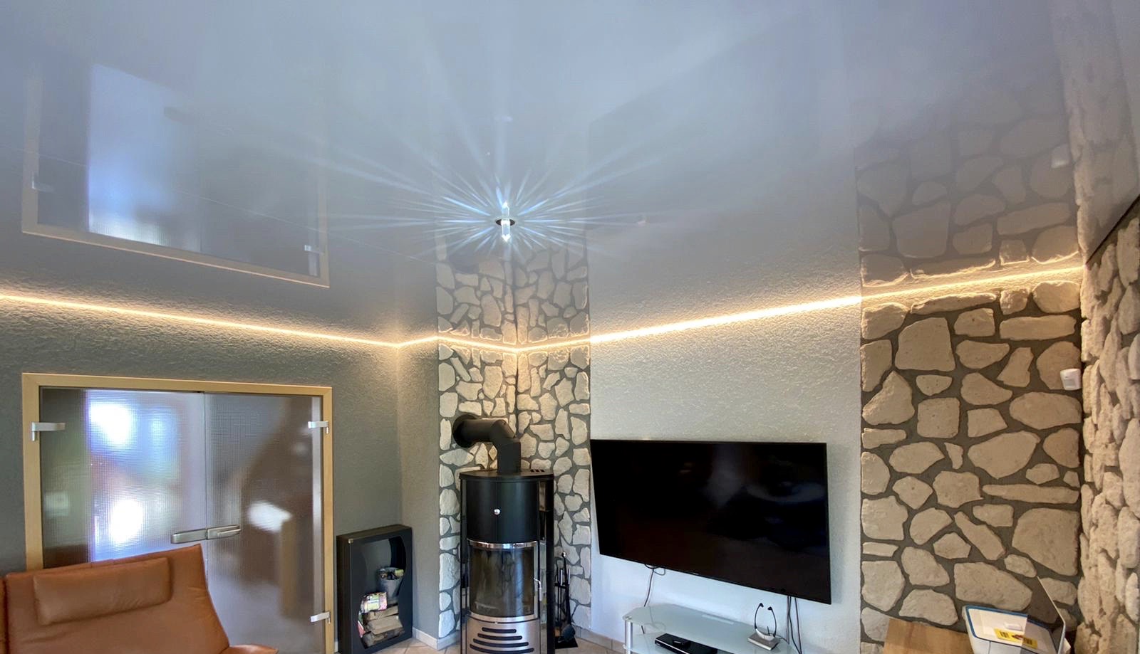 Lackspanndecke Wohnzimmer Pfeiler LED Spanndecke Einbaustrahler Pendelleuchte