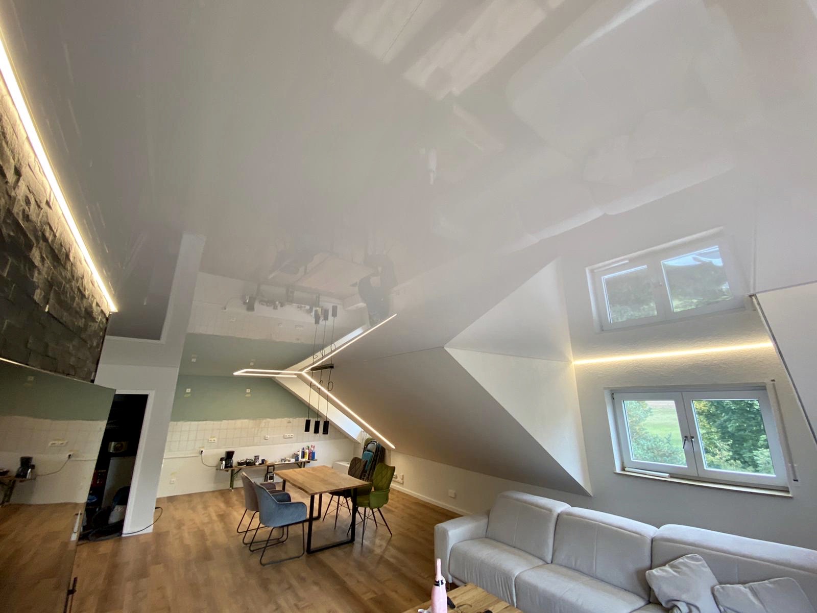 Lackspanndecke Dachschräge Wohnzimmer LED Spanndecke Lichtleiste Pendelleuchte