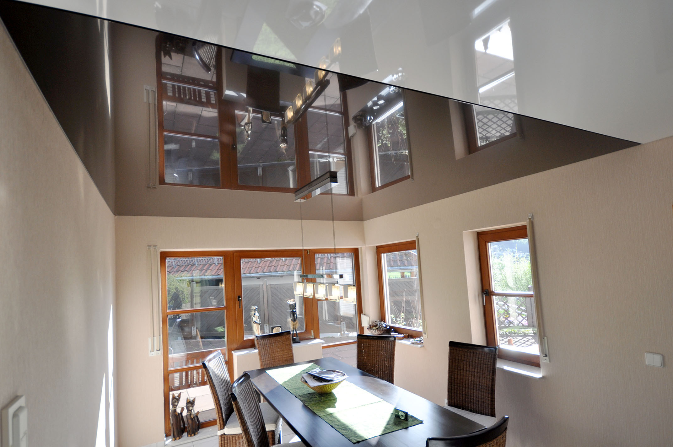 Esszimmer_Spanndecke_dunkelbrau_weiss_hochglanz_Pendelleuchte Spanndecke LED Esszimmer Lackspanndecke