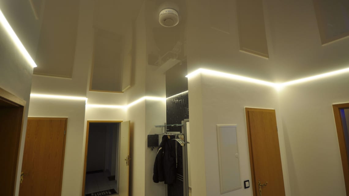 flur_lackspanndecke_weiss_hochglanz_led_ledband_umlaufend Lackspanndecke Flur Beleuchtung