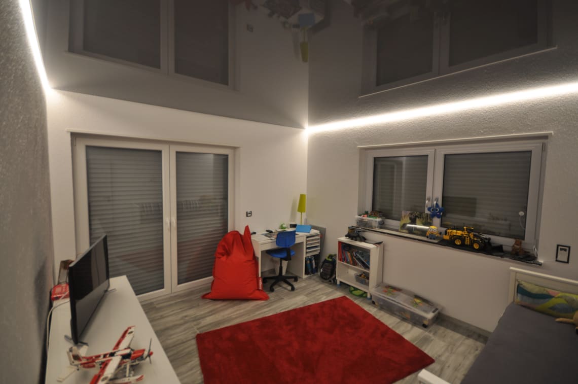 kinderzimmer_lackspanndecke_grau_hochglanz_led_ledband Lackspanndecke Kinderzimmer LED Band Spanndecke