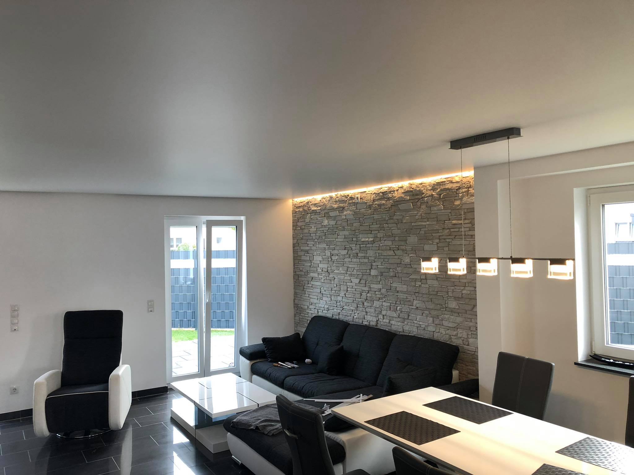 Spanndecke_wohnzimmer_weiss_matt_schattenfuge_steinmauer_haengeleuchte Spanndecke Wohnzimmer LEDband