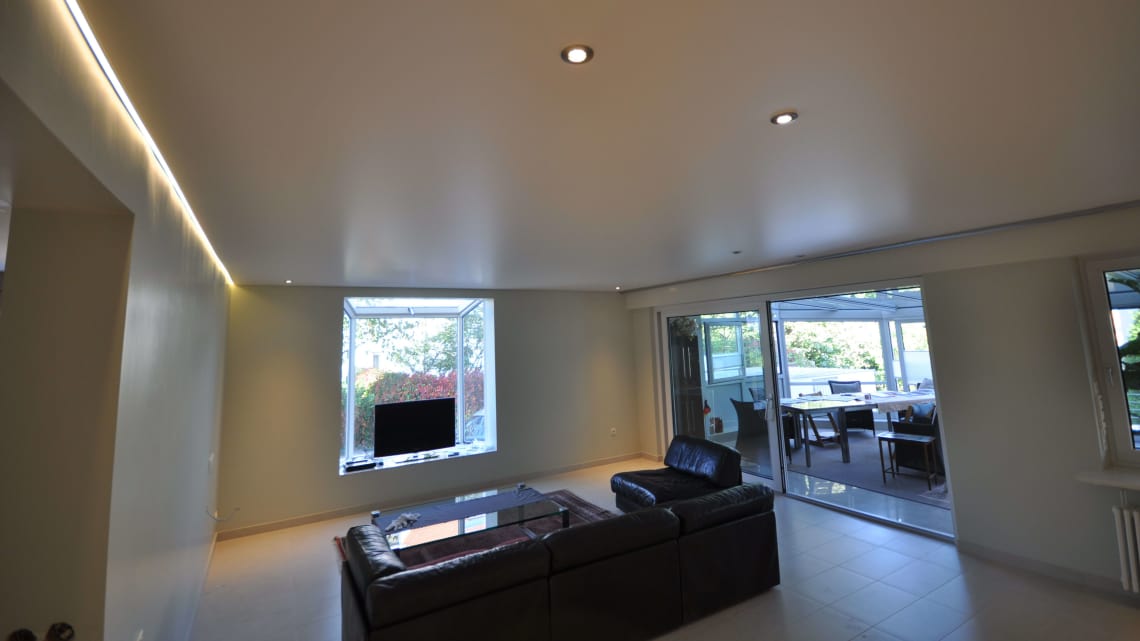 wohnzimmer_spanndecke_weiss_matt_led_einbaustrahler_ledband Spanndecke Wohnzimmer LEDband