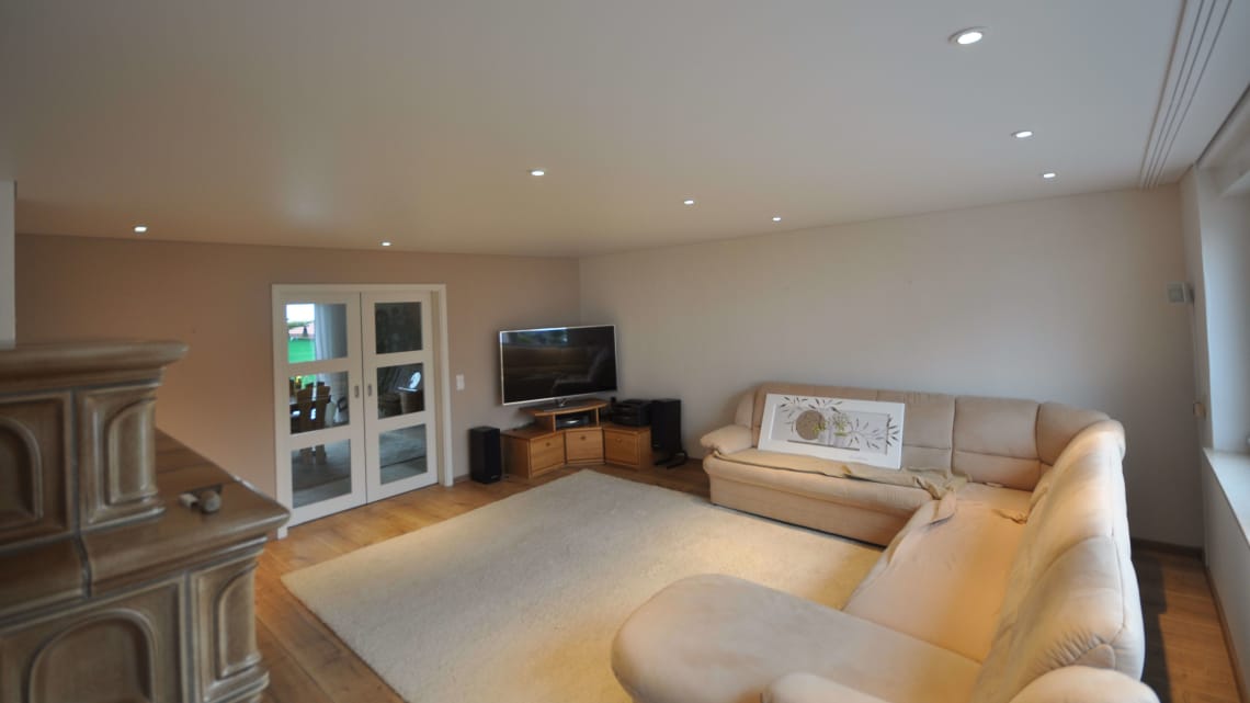 wohnzimmer_spanndecke_weiss_matt_vorhangschiene_led_einbaustrahler Spanndecke Wohnzimmer LEDeinbaustrahler