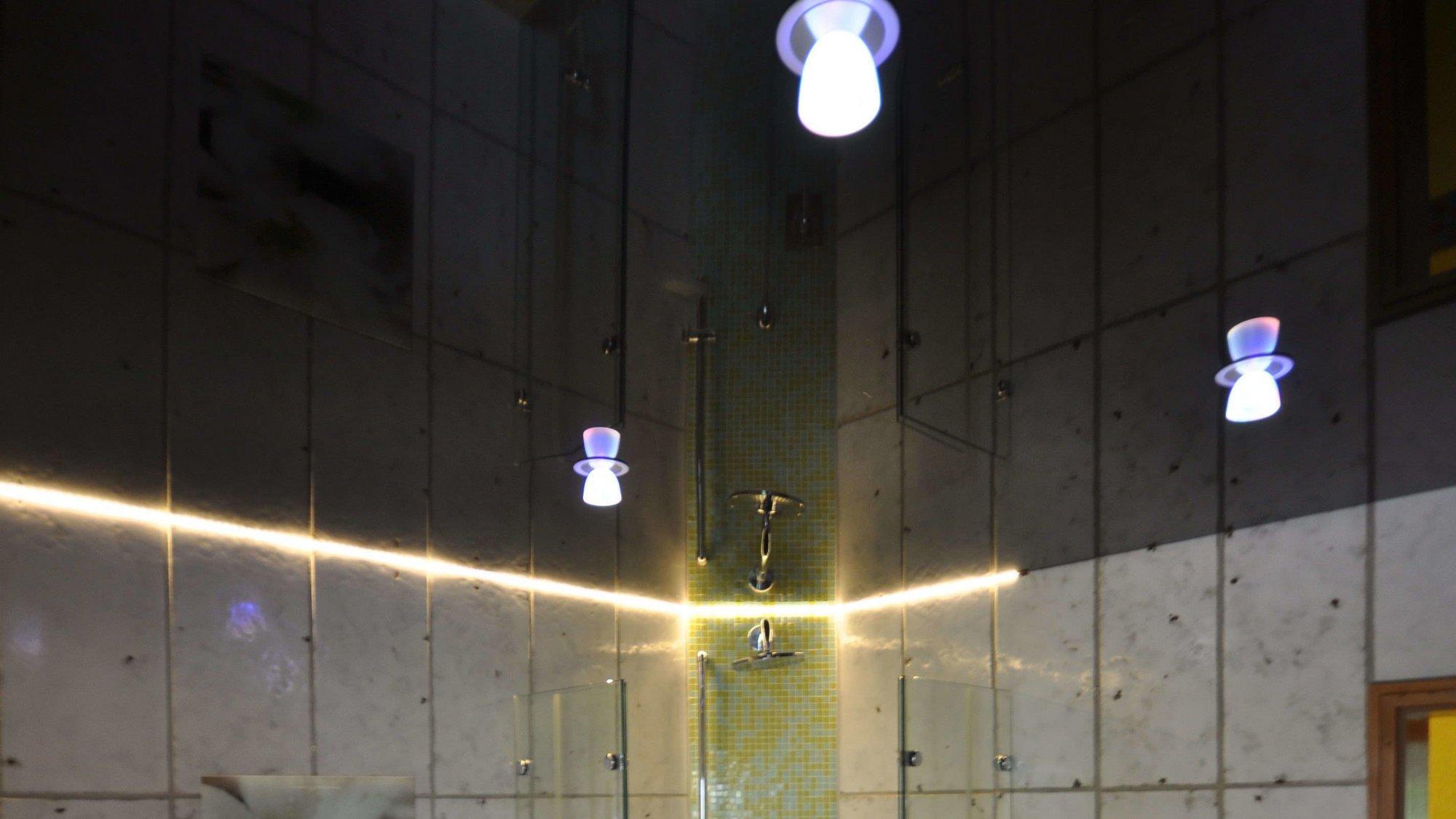 bad_lackspanndecke_schwarz_hochglanz_led_ledband_swarovski_deckenleuchte Lackspanndecke Badezimmer Swarovski Led
