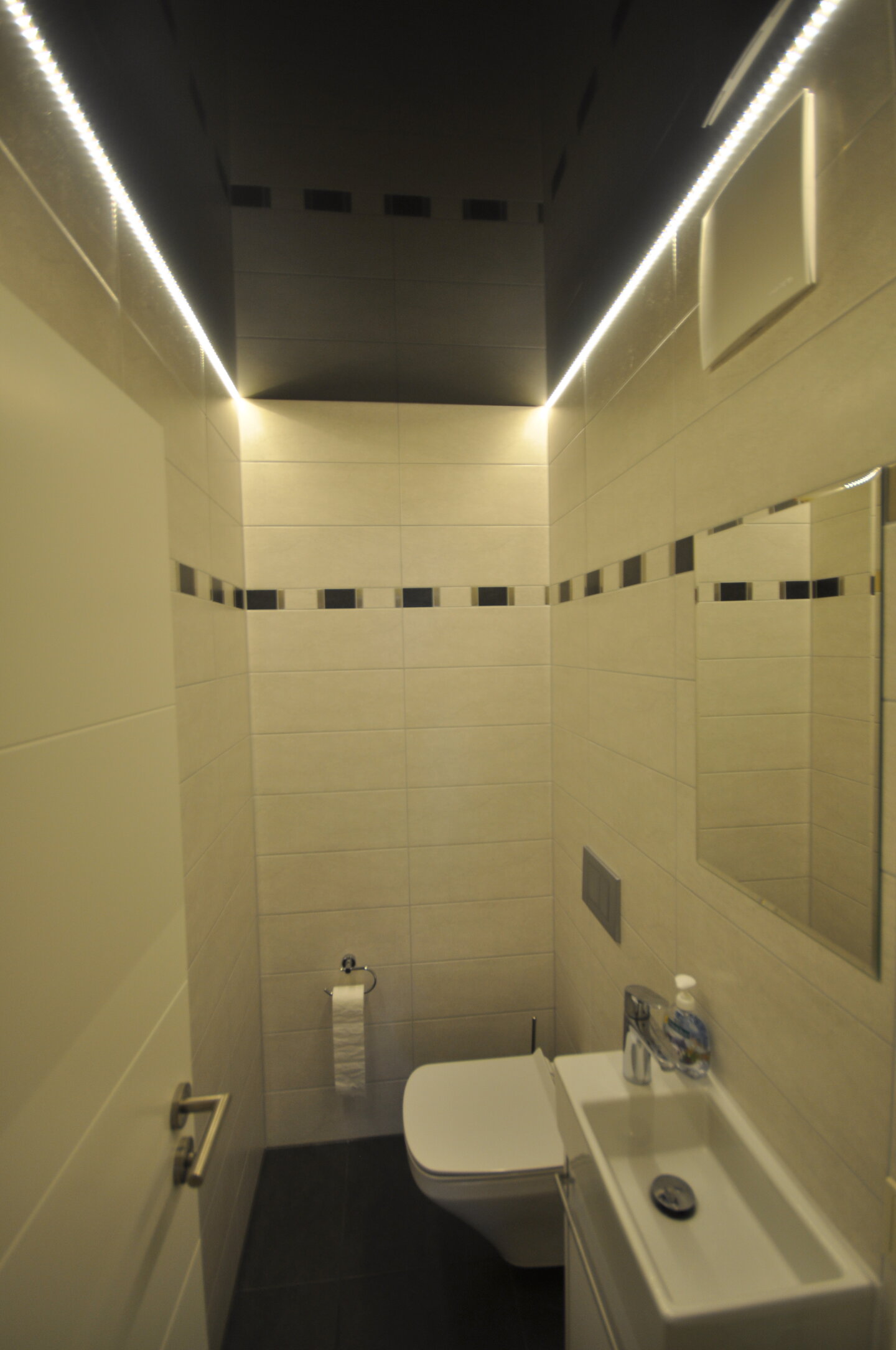 wc_lackspanndecke_schwarz_hochglanz_led_ledband Lackspanndecke WC LEDband