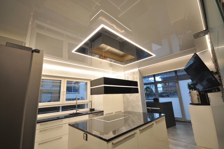 Lackspanndecke_Kueche_Deckenfeld_LED Ausstellung CBSpanndecken Küche