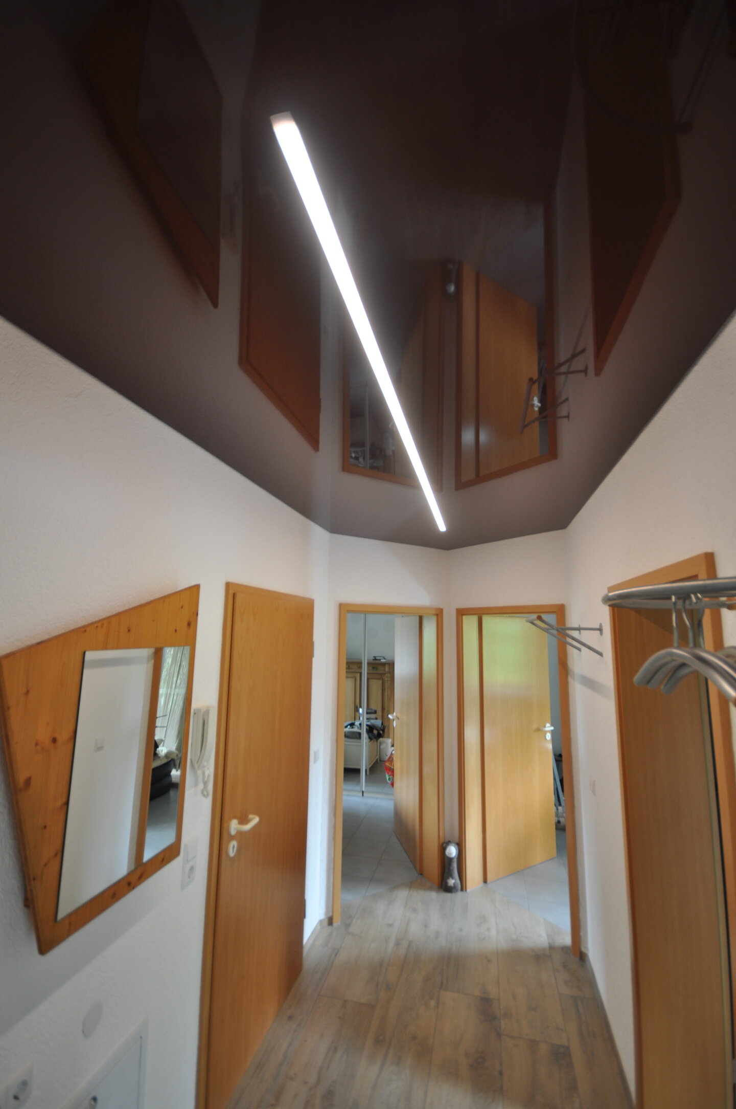 flur_lackspanndecke_bordeaux_hochglanz_led_ledband_lichtleisten_ledleuchte_sonderprofil Lackspanndecke Flur LEDlichtleiste Spanndecke Lichtprofil