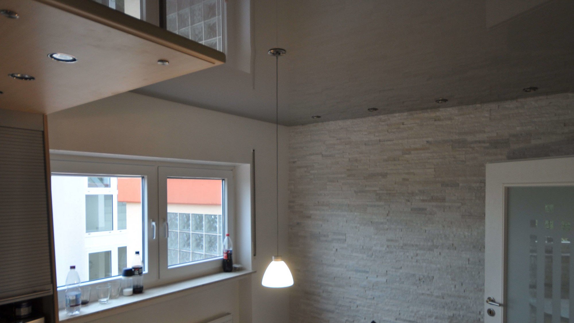 steckkontakt_pendelleuchte_einbaustrahler_grimmeisen_wandleuchte_steinwand_spanndecke_lackspanndecke Lackspanndecke Pendelleuchte Einbaustrahler Wandleuchte