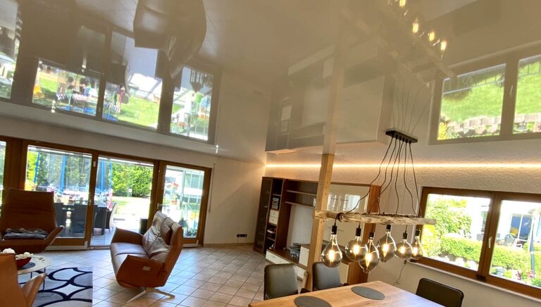 Lackspanndecke_wohnzimmer_weiss_beleuchtung_led_spots_haengeleuchte Spanndecke Wohnzimmer Lackspanndecke LED Pfeiler Einbaustrahler Band dimmbar