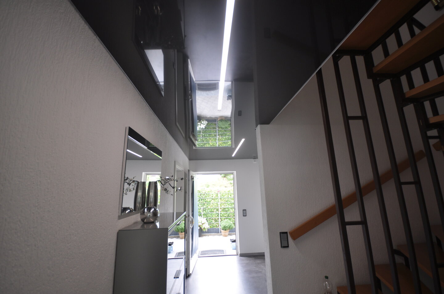 flur_lackspanndecke_anthrazit_hochglanz_led_ledband_lichtleisten_ledleuchte_sonderprofil Lackspanndecke Flur LEDlichtleiste