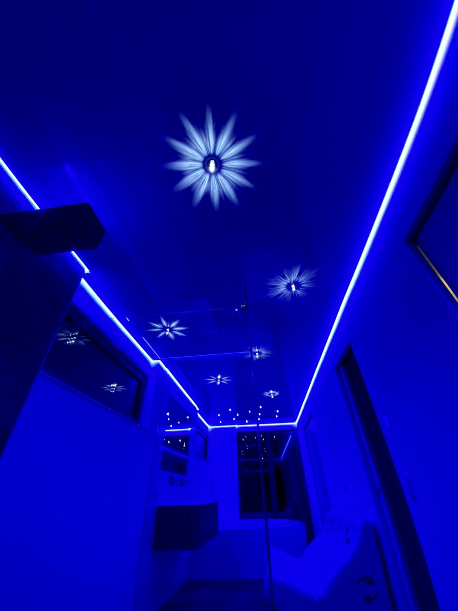 Lackspanndecke_Badezimmer_LED_RGB_Swarovski Spanndecke Bad mit Sternenhimmel Lacjspanndecke LED Swarovski RGB