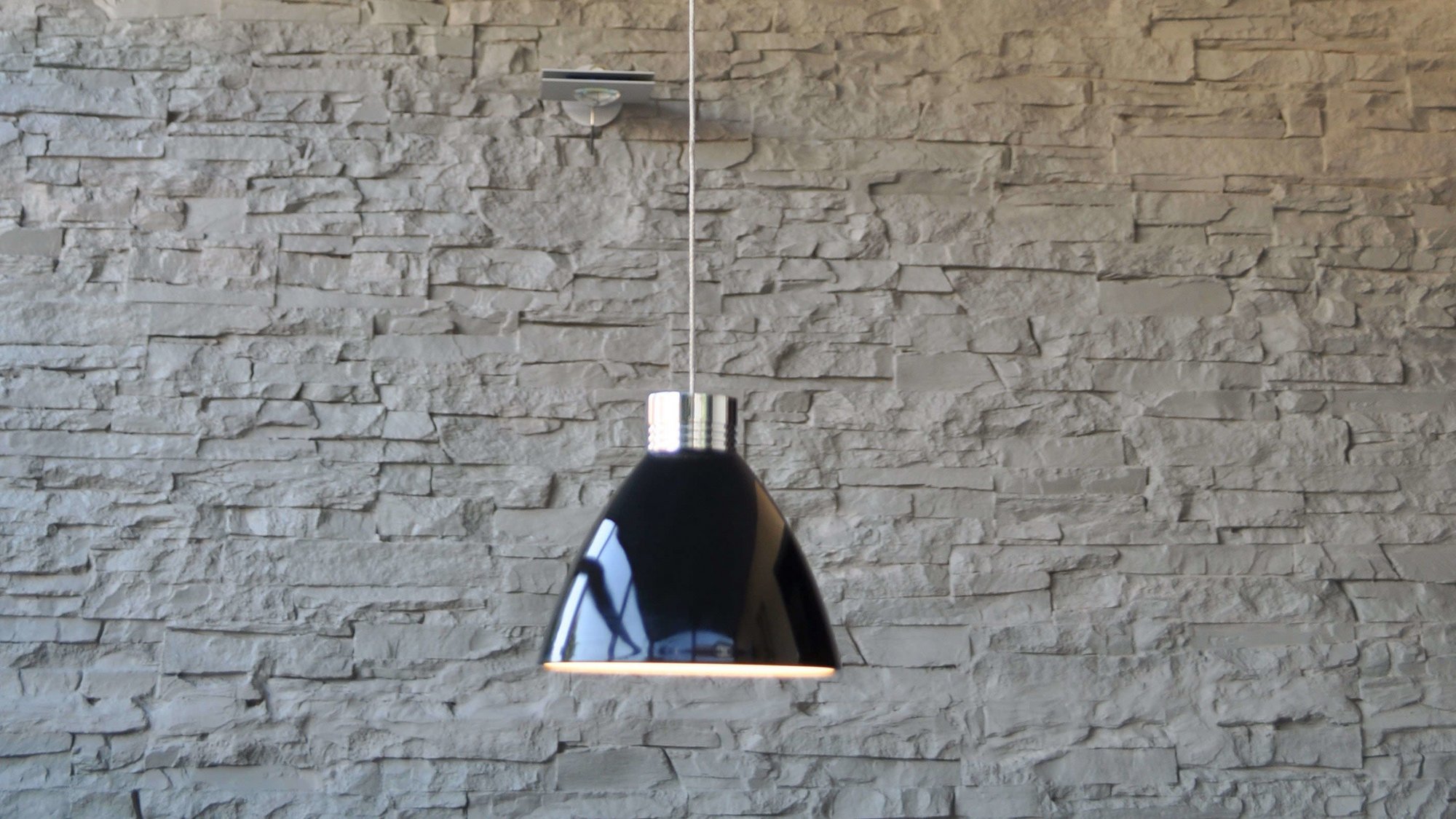 teckkontakt_pendelleuchte_einbaustrahler_grimmeisen_wandleuchte_steinwand_spanndecke Lackspanndecke Pendelleuchte Steckkontakt Einbaustrahler Grimmeisen