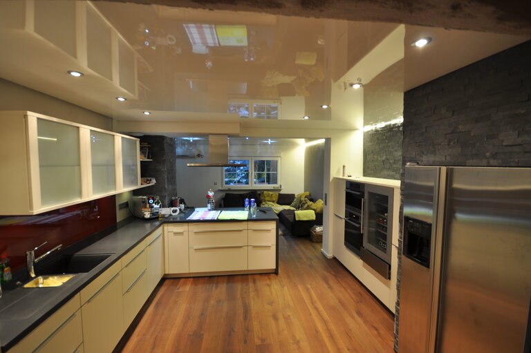 kueche_lackspanndecke_weiss_hochglanz_led_einbaustrahler_hochvolt_dimmbar Lackspanndecke Kueche Einbaustrahler Spanndecke