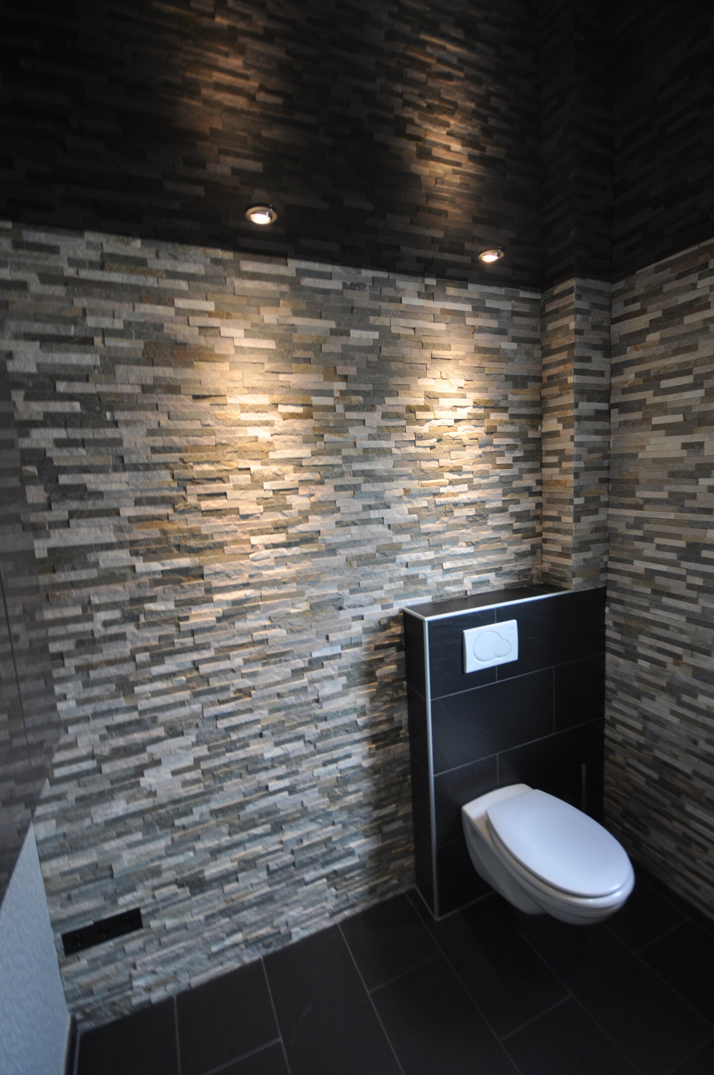 wc_lackspanndecke_schwarz_hochglanz_led_einbaustrahler Lackspanndecke WC Einbaustrahler