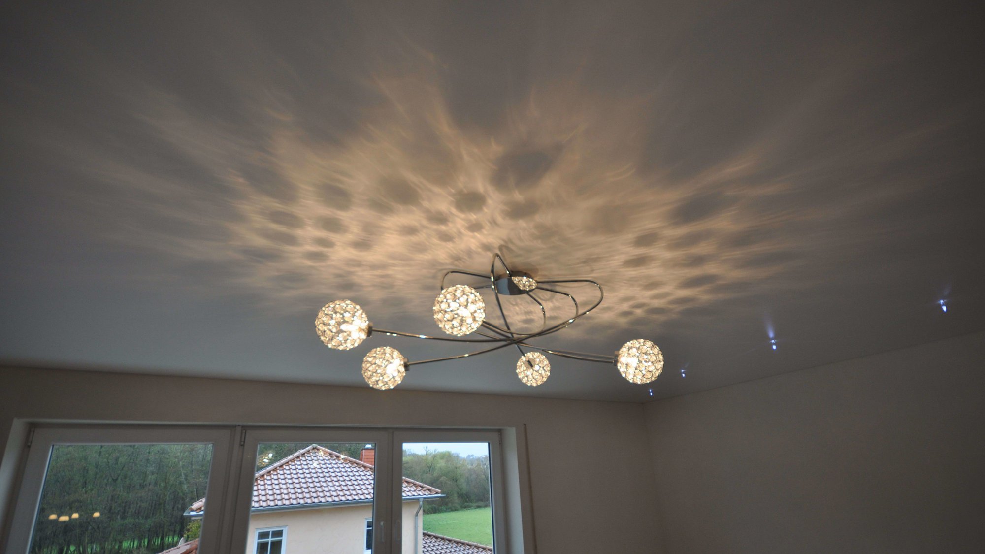 deckenleuchte_spanndecke_weiss_matt_wohnzimmer Spanndecke Wohnzimmer Deckenleuchte