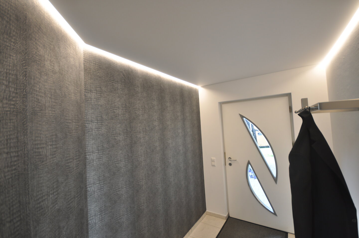 flur_lackspanndecke_weiss_matt_led_ledband_schattenfuge_dimmbar Spanndecke Flur LEDband
