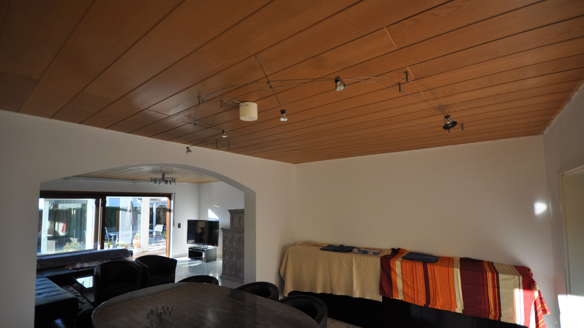 Holzdecke Vorher und Spanndecke Nachher CBSpanndecken