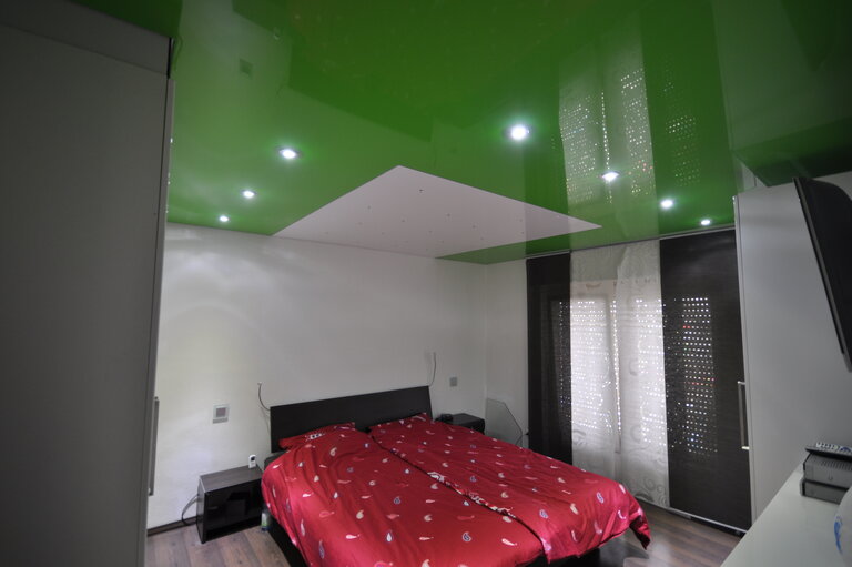 schlafzimmer_lackspanndecke_gruen_weiss_hochglanz_led_einbaustrahler_deckenfeld_trennschiene Lackspanndecke Schlafzimmer Spanndecke Einbaustrahler