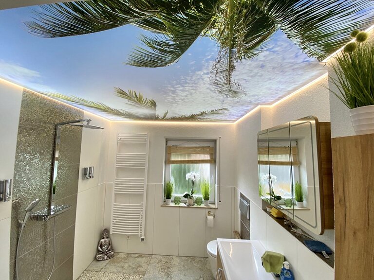 Lackspanndecke_Badezimmer_bedruckt_Palmen_Power_Led_Lichtkanal Lichtdecke Bad Motiv LED Spanndecke Power