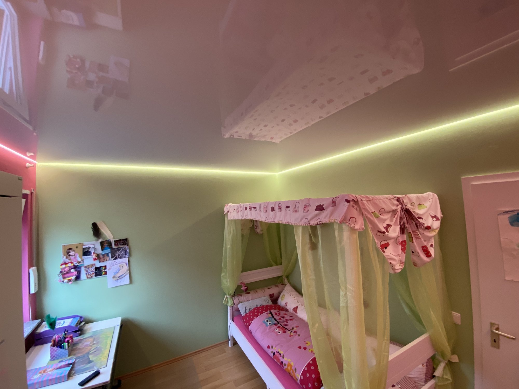 Lackspanndecke Kinderzimmer LEDband Spanndecke
