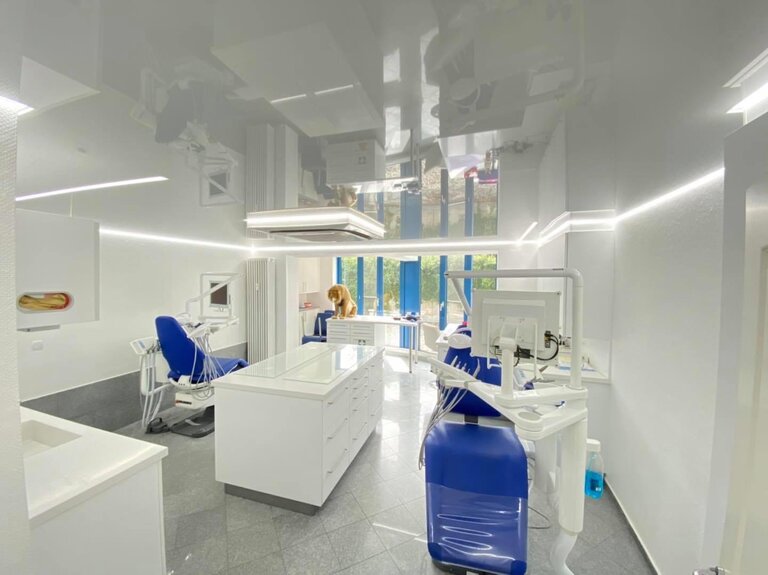 Praxis_Empfangsbereich_Lackspanndecke_LED_kaltweiss Empfang Zahnarzt Praxis LED Spanndecke Lackspanndecke Lichtprofil Lichtleiste