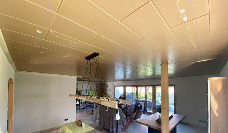 Holzdecke_vorher_wohnzimmer_lackspanndecke_spanndecke_beleuchtung_led Holzdecke Spanndecke Wohnzimmer Lackspanndecke VORHER