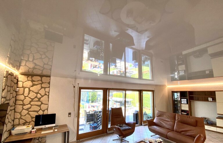 Lackspanndecke_wohnzimmer_weiss_beleuchtung_led_spots_haengeleuchte Lackspanndecke Spanndecke Wohnzimmer LED Pendelleuchte Einbaustrahler