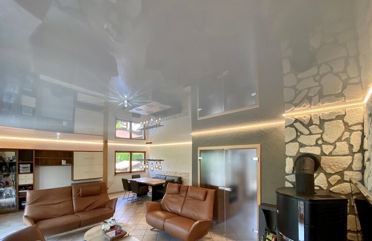 Lackspanndecke_wohnzimmer_weiss_beleuchtung_led_spots_swarovski_Kristalle Lackspanndecke LED Einbaustrahler Wohnzimmer Spanndecke Pendelleuchte