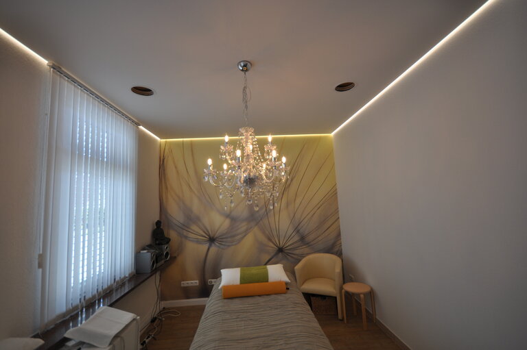 praxis_naturheil_lackspanndecke_spanndecke_weiss_matt_ledband_pendelleuchte_warmweiss_sonderprofil_deckenleuchte_deckenfeld_arbeitsplatzbeleuchtung_wandbild_bedruckt_rgb_2 Spanndecke Naturheilpraxis LEDband