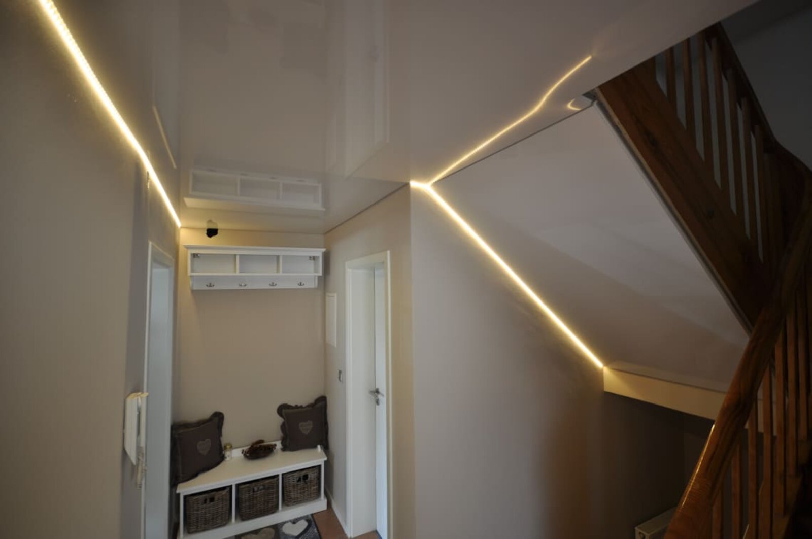 Lackspanndecke im Flur mit Schräge in weiss Hochglanz, Beleuchtung mit LED-Lichtkanal in der Schattenfuge